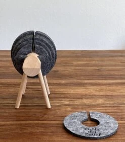 O.N. Der Zetter - Onderzetters Voor Glazen - Houten Rendier XL Met 12 Vilten Onderzetters - Groot - Rond - Donkergrijs - Bruin - Decoratie - Hittebestendig - Housewarming - Afscheid - Kado - Verjaardag - Man - Vrouw - Pasen Cadeau Feest Uniek 25 Euro 21 O.N. Der Zetter - Onderzetters Voor Glazen - Houten Rendier XL Met 12 Vilten Onderzetters - Groot - Rond - Donkergrijs - Bruin - Decoratie - Hittebestendig - Housewarming - Afscheid - Kado - Verjaardag - Man - Vrouw - Pasen Cadeau Feest Uniek 25 Euro -Bormioli Rocco winkel 1050x1200