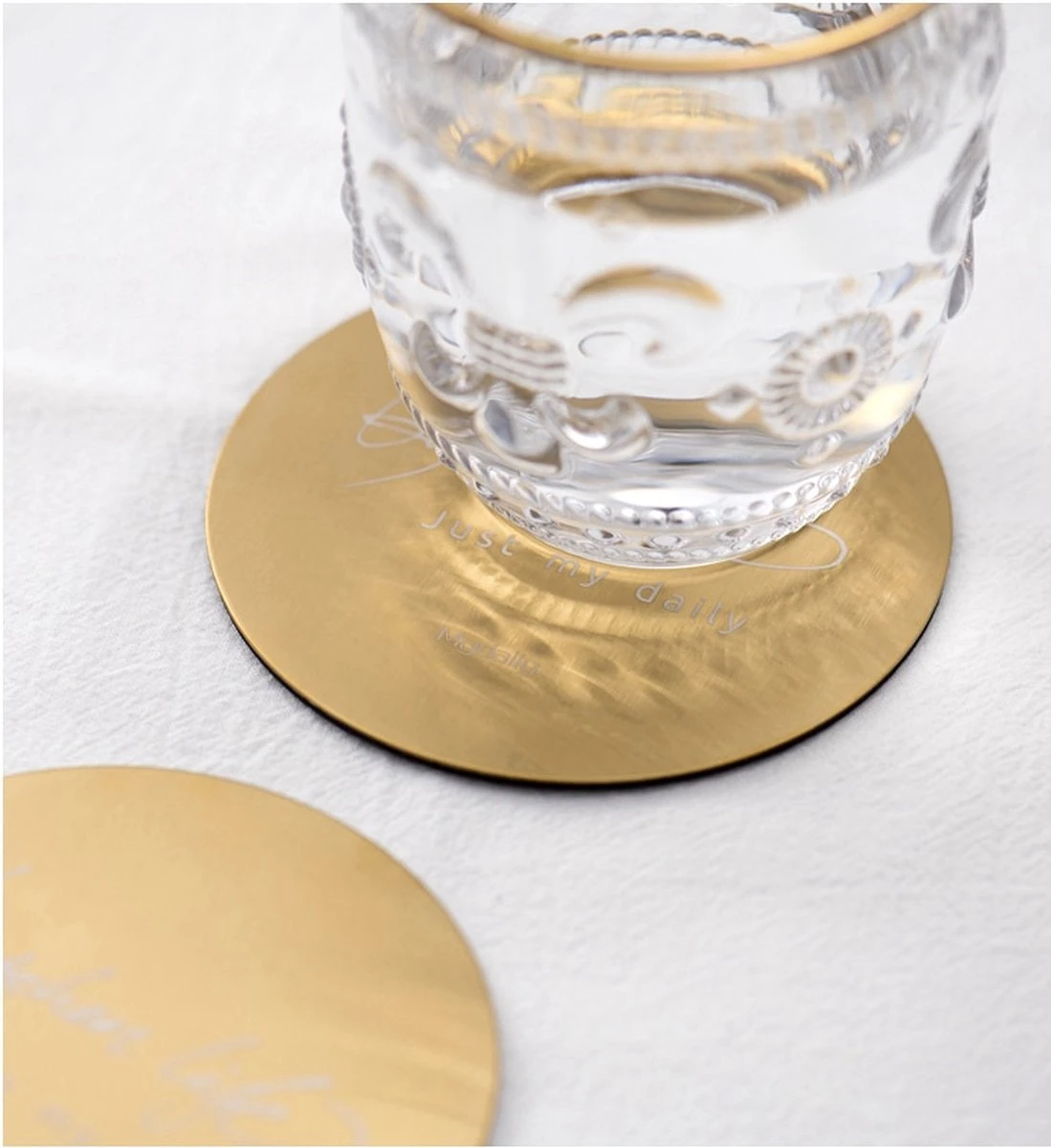 Merkloos Onderzetters Voor Glazen - 6 Stuks Met Houder - Goudkleurig 3 Merkloos Onderzetters Voor Glazen - 6 Stuks Met Houder - Goudkleurig