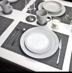 Merkloos De Millennials Duurzame Placemats 6+6 (gratis Coaster) - Zwart- Decoratie - Hittebestendig - Makkelijk Schoon - Fijngeweven PVC - Herbruikbare - Keukenaccessoires - Cadeau