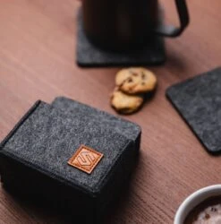 Sincer Vilten Onderzetters Voor Glazen Met Houder – Set Van 8 Vilten Onderzetters – Onderleggers - Premium Kwaliteit – Absorberend – Hittebestendig - Vierkant – Zwart/Grijs – Duurzaam/Milieuvriendelijk -Bormioli Rocco winkel 1187x1200