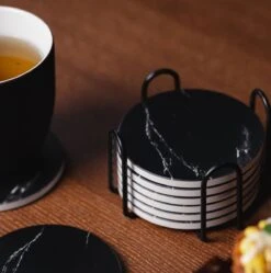 Sincer Keramische Onderzetters Voor Glazen Met Houder – Set Van 6 Zwarte Keramische/Marmeren Onderleggers –Luxe/Modern Design - Premium Kwaliteit – Kurken Antislip Onderkant – Hittebestendig – Zeer Absorberend – Rond – Duurzaam/Milieuvriendelijk 16 Sincer Keramische Onderzetters Voor Glazen Met Houder – Set Van 6 Zwarte Keramische/Marmeren Onderleggers –Luxe/Modern Design - Premium Kwaliteit – Kurken Antislip Onderkant – Hittebestendig – Zeer Absorberend – Rond – Duurzaam/Milieuvriendelijk -Bormioli Rocco winkel 1191x1200 2