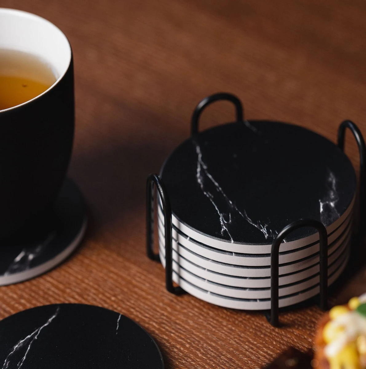 Sincer Keramische Onderzetters Voor Glazen Met Houder – Set Van 6 Zwarte Keramische/Marmeren Onderleggers –Luxe/Modern Design - Premium Kwaliteit – Kurken Antislip Onderkant – Hittebestendig – Zeer Absorberend – Rond – Duurzaam/Milieuvriendelijk 8 Sincer Keramische Onderzetters Voor Glazen Met Houder – Set Van 6 Zwarte Keramische/Marmeren Onderleggers –Luxe/Modern Design - Premium Kwaliteit – Kurken Antislip Onderkant – Hittebestendig – Zeer Absorberend – Rond – Duurzaam/Milieuvriendelijk - Afbeelding 6