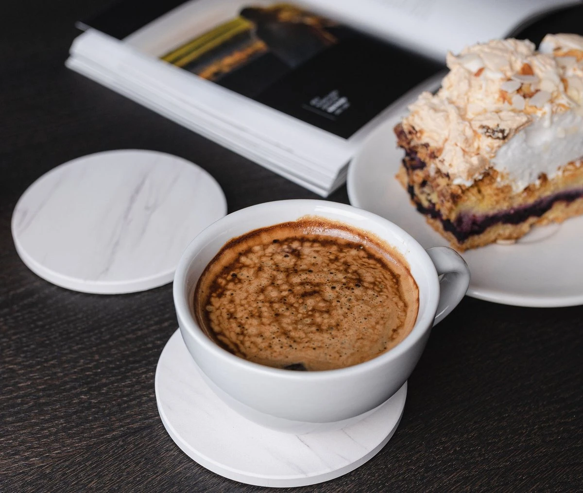 Sincer Keramische Onderzetters Voor Glazen Met Houder – Set Van 6 Witte Keramische/Marmeren Onderleggers –Luxe/Modern Design - Premium Kwaliteit – Kurken Antislip Onderkant – Hittebestendig – Zeer Absorberend – Rond – Duurzaam/Milieuvriendelijk 12 Sincer Keramische Onderzetters Voor Glazen Met Houder – Set Van 6 Witte Keramische/Marmeren Onderleggers –Luxe/Modern Design - Premium Kwaliteit – Kurken Antislip Onderkant – Hittebestendig – Zeer Absorberend – Rond – Duurzaam/Milieuvriendelijk - Afbeelding 10