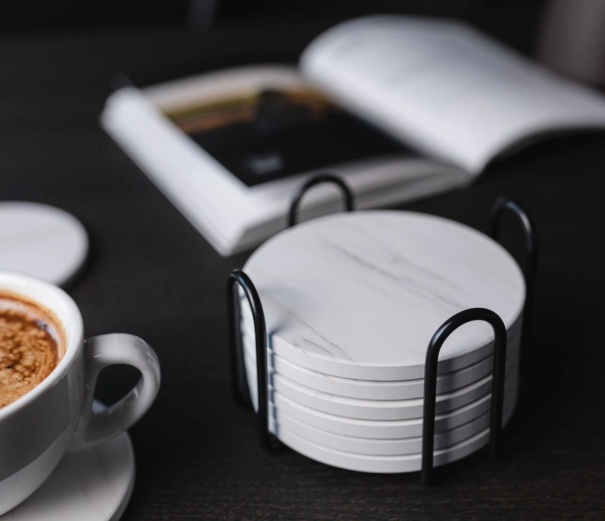 Sincer Keramische Onderzetters Voor Glazen Met Houder – Set Van 6 Witte Keramische/Marmeren Onderleggers –Luxe/Modern Design - Premium Kwaliteit – Kurken Antislip Onderkant – Hittebestendig – Zeer Absorberend – Rond – Duurzaam/Milieuvriendelijk 11 Sincer Keramische Onderzetters Voor Glazen Met Houder – Set Van 6 Witte Keramische/Marmeren Onderleggers –Luxe/Modern Design - Premium Kwaliteit – Kurken Antislip Onderkant – Hittebestendig – Zeer Absorberend – Rond – Duurzaam/Milieuvriendelijk - Afbeelding 9