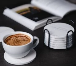 Sincer Keramische Onderzetters Voor Glazen Met Houder – Set Van 6 Witte Keramische/Marmeren Onderleggers –Luxe/Modern Design - Premium Kwaliteit – Kurken Antislip Onderkant – Hittebestendig – Zeer Absorberend – Rond – Duurzaam/Milieuvriendelijk 18 Sincer Keramische Onderzetters Voor Glazen Met Houder – Set Van 6 Witte Keramische/Marmeren Onderleggers –Luxe/Modern Design - Premium Kwaliteit – Kurken Antislip Onderkant – Hittebestendig – Zeer Absorberend – Rond – Duurzaam/Milieuvriendelijk -Bormioli Rocco winkel 1200x1038