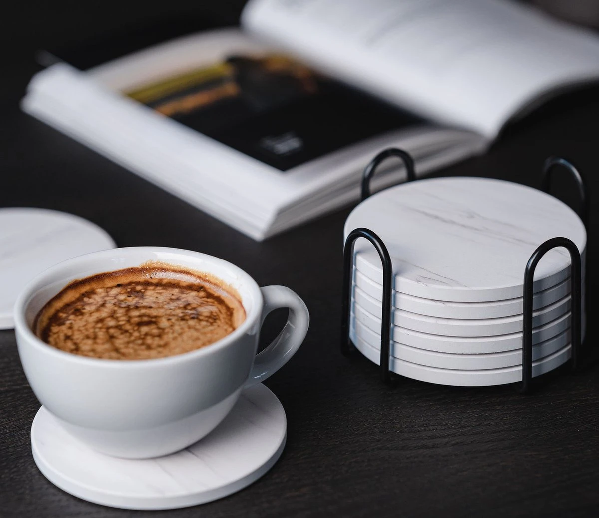 Sincer Keramische Onderzetters Voor Glazen Met Houder – Set Van 6 Witte Keramische/Marmeren Onderleggers –Luxe/Modern Design - Premium Kwaliteit – Kurken Antislip Onderkant – Hittebestendig – Zeer Absorberend – Rond – Duurzaam/Milieuvriendelijk 9 Sincer Keramische Onderzetters Voor Glazen Met Houder – Set Van 6 Witte Keramische/Marmeren Onderleggers –Luxe/Modern Design - Premium Kwaliteit – Kurken Antislip Onderkant – Hittebestendig – Zeer Absorberend – Rond – Duurzaam/Milieuvriendelijk - Afbeelding 7