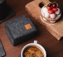 Sincer Vilten Onderzetters Voor Glazen Met Houder – Set Van 8 Vilten Onderzetters – Onderleggers - Premium Kwaliteit – Absorberend – Hittebestendig - Vierkant – Zwart/Grijs – Duurzaam/Milieuvriendelijk -Bormioli Rocco winkel 1200x1077