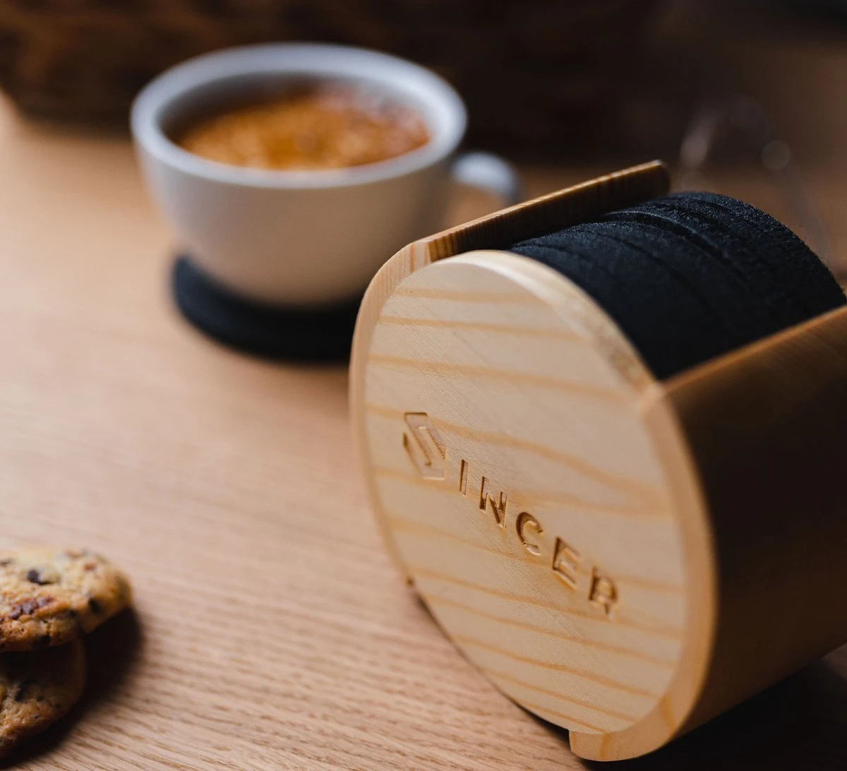 Vilten Onderzetters Voor Glazen - Bamboe Houder – Set Van 10 Vilten Onderzetters – Onderleggers - Premium Kwaliteit – Absorberend – Hittebestendig - Rond – Zwart/Grijs – Duurzaam/Milieuvriendelijk 11 Vilten Onderzetters Voor Glazen - Bamboe Houder – Set Van 10 Vilten Onderzetters – Onderleggers - Premium Kwaliteit – Absorberend – Hittebestendig - Rond – Zwart/Grijs – Duurzaam/Milieuvriendelijk - Afbeelding 9