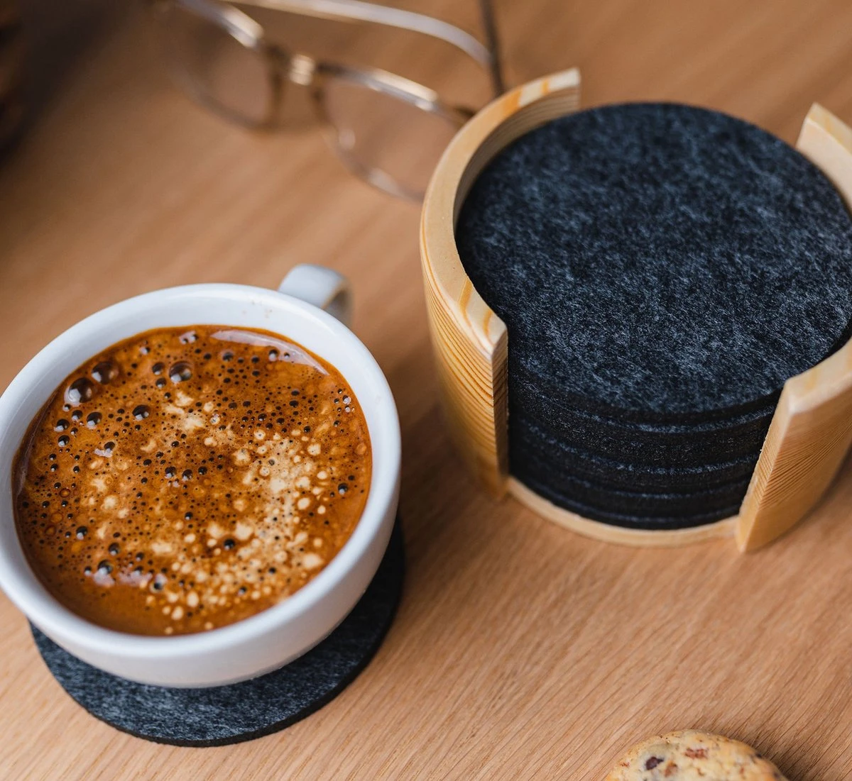 Vilten Onderzetters Voor Glazen - Bamboe Houder – Set Van 10 Vilten Onderzetters – Onderleggers - Premium Kwaliteit – Absorberend – Hittebestendig - Rond – Zwart/Grijs – Duurzaam/Milieuvriendelijk 7 Vilten Onderzetters Voor Glazen - Bamboe Houder – Set Van 10 Vilten Onderzetters – Onderleggers - Premium Kwaliteit – Absorberend – Hittebestendig - Rond – Zwart/Grijs – Duurzaam/Milieuvriendelijk - Afbeelding 5