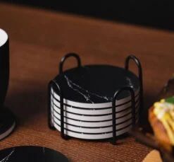 Sincer Keramische Onderzetters Voor Glazen Met Houder – Set Van 6 Zwarte Keramische/Marmeren Onderleggers –Luxe/Modern Design - Premium Kwaliteit – Kurken Antislip Onderkant – Hittebestendig – Zeer Absorberend – Rond – Duurzaam/Milieuvriendelijk 18 Sincer Keramische Onderzetters Voor Glazen Met Houder – Set Van 6 Zwarte Keramische/Marmeren Onderleggers –Luxe/Modern Design - Premium Kwaliteit – Kurken Antislip Onderkant – Hittebestendig – Zeer Absorberend – Rond – Duurzaam/Milieuvriendelijk -Bormioli Rocco winkel 1200x1112