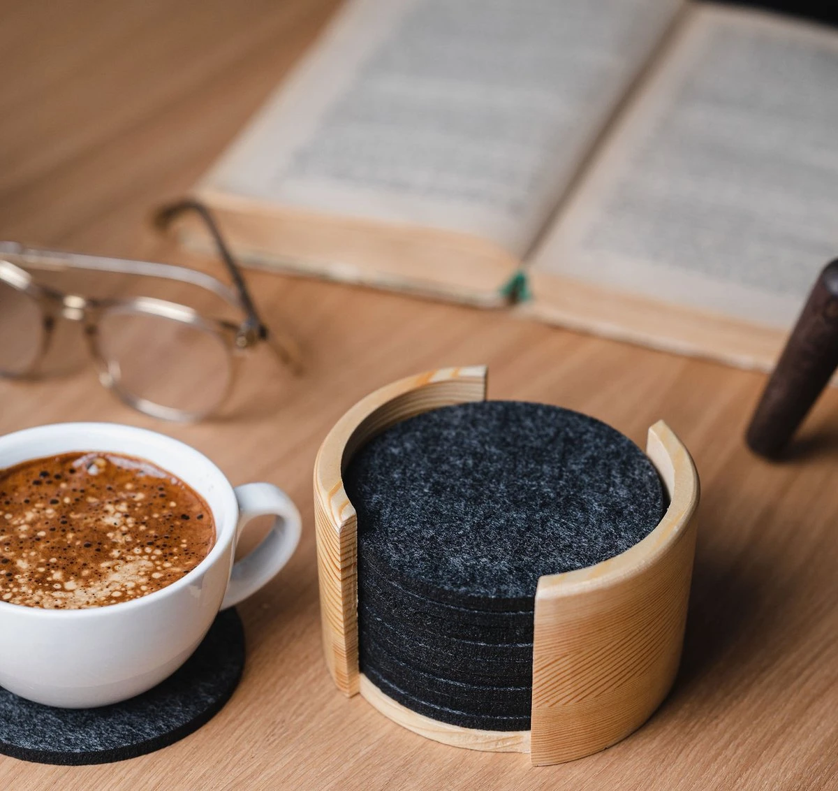 Vilten Onderzetters Voor Glazen - Bamboe Houder – Set Van 10 Vilten Onderzetters – Onderleggers - Premium Kwaliteit – Absorberend – Hittebestendig - Rond – Zwart/Grijs – Duurzaam/Milieuvriendelijk 8 Vilten Onderzetters Voor Glazen - Bamboe Houder – Set Van 10 Vilten Onderzetters – Onderleggers - Premium Kwaliteit – Absorberend – Hittebestendig - Rond – Zwart/Grijs – Duurzaam/Milieuvriendelijk - Afbeelding 6
