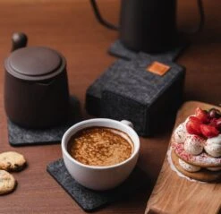 Sincer Vilten Onderzetters Voor Glazen Met Houder – Set Van 8 Vilten Onderzetters – Onderleggers - Premium Kwaliteit – Absorberend – Hittebestendig - Vierkant – Zwart/Grijs – Duurzaam/Milieuvriendelijk -Bormioli Rocco winkel 1200x1160 1