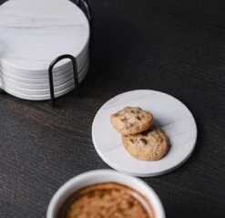 Sincer Keramische Onderzetters Voor Glazen Met Houder – Set Van 6 Witte Keramische/Marmeren Onderleggers –Luxe/Modern Design - Premium Kwaliteit – Kurken Antislip Onderkant – Hittebestendig – Zeer Absorberend – Rond – Duurzaam/Milieuvriendelijk 19 Sincer Keramische Onderzetters Voor Glazen Met Houder – Set Van 6 Witte Keramische/Marmeren Onderleggers –Luxe/Modern Design - Premium Kwaliteit – Kurken Antislip Onderkant – Hittebestendig – Zeer Absorberend – Rond – Duurzaam/Milieuvriendelijk -Bormioli Rocco winkel 1200x1160 5