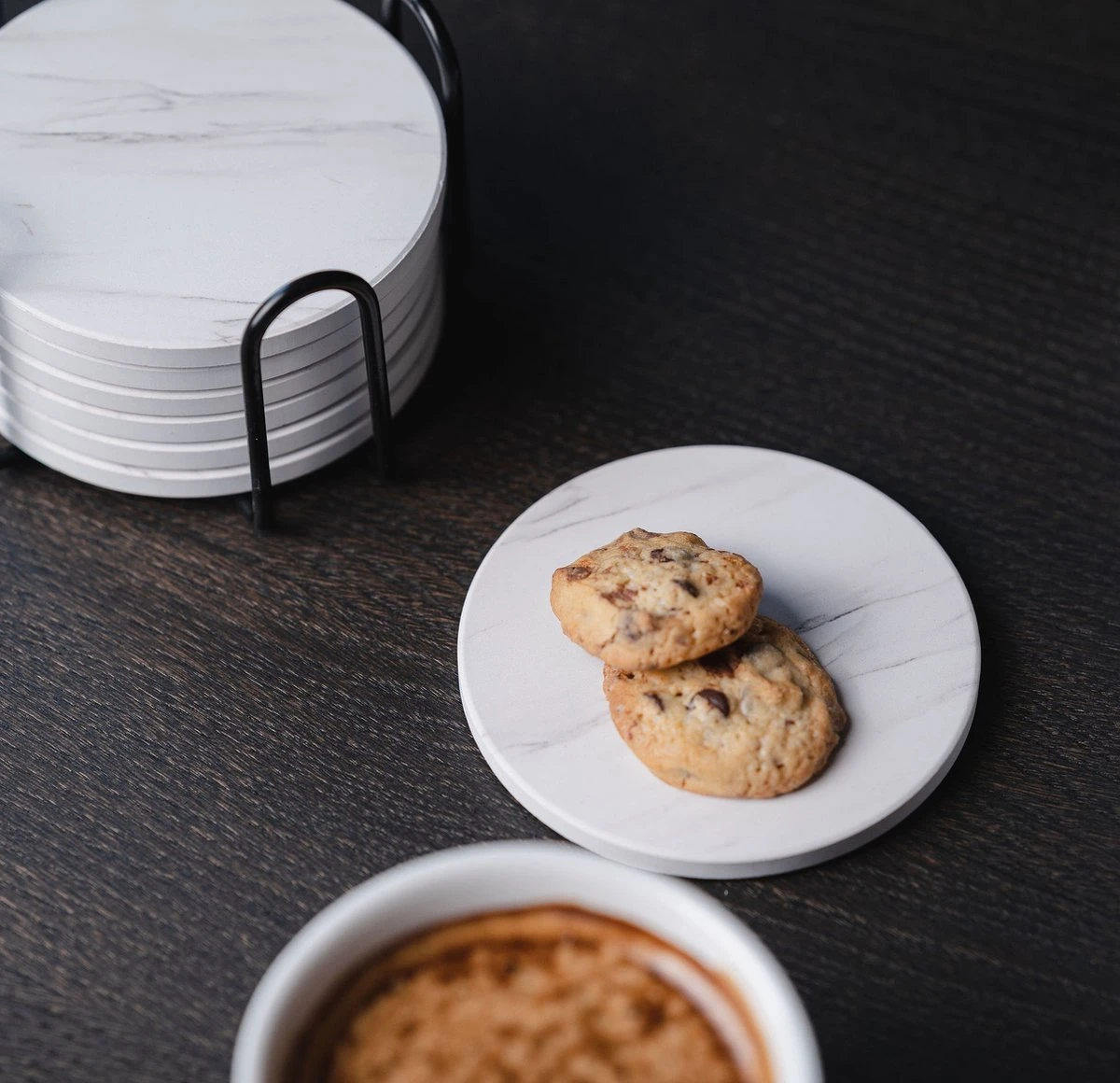 Sincer Keramische Onderzetters Voor Glazen Met Houder – Set Van 6 Witte Keramische/Marmeren Onderleggers –Luxe/Modern Design - Premium Kwaliteit – Kurken Antislip Onderkant – Hittebestendig – Zeer Absorberend – Rond – Duurzaam/Milieuvriendelijk 10 Sincer Keramische Onderzetters Voor Glazen Met Houder – Set Van 6 Witte Keramische/Marmeren Onderleggers –Luxe/Modern Design - Premium Kwaliteit – Kurken Antislip Onderkant – Hittebestendig – Zeer Absorberend – Rond – Duurzaam/Milieuvriendelijk - Afbeelding 8