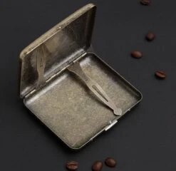 BOTC Sigarettendoosje - Lucky Sigaretten Case - Koper - 18-20 Sigaretten - Sigarettenhouder –Sigaretten Box – Sigaretten Opbergdoosje 12 BOTC Sigarettendoosje - Lucky Sigaretten Case - Koper - 18-20 Sigaretten - Sigarettenhouder –Sigaretten Box – Sigaretten Opbergdoosje -Bormioli Rocco winkel 1200x1164 1