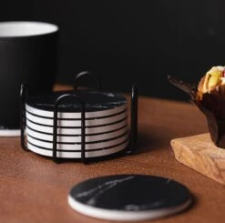 Sincer Keramische Onderzetters Voor Glazen Met Houder – Set Van 6 Zwarte Keramische/Marmeren Onderleggers –Luxe/Modern Design - Premium Kwaliteit – Kurken Antislip Onderkant – Hittebestendig – Zeer Absorberend – Rond – Duurzaam/Milieuvriendelijk 17 Sincer Keramische Onderzetters Voor Glazen Met Houder – Set Van 6 Zwarte Keramische/Marmeren Onderleggers –Luxe/Modern Design - Premium Kwaliteit – Kurken Antislip Onderkant – Hittebestendig – Zeer Absorberend – Rond – Duurzaam/Milieuvriendelijk -Bormioli Rocco winkel 1200x1191 5