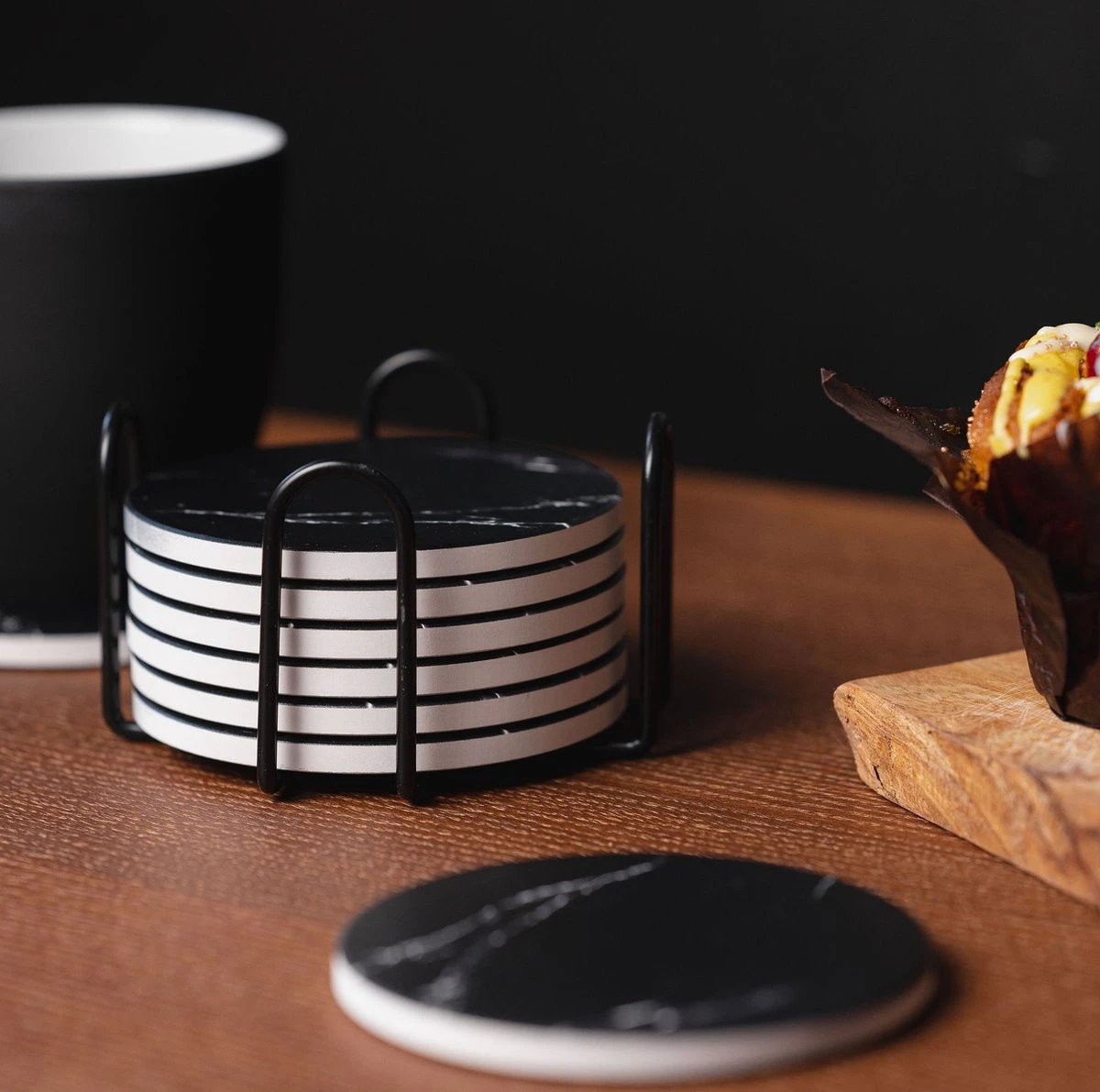 Sincer Keramische Onderzetters Voor Glazen Met Houder – Set Van 6 Zwarte Keramische/Marmeren Onderleggers –Luxe/Modern Design - Premium Kwaliteit – Kurken Antislip Onderkant – Hittebestendig – Zeer Absorberend – Rond – Duurzaam/Milieuvriendelijk 9 Sincer Keramische Onderzetters Voor Glazen Met Houder – Set Van 6 Zwarte Keramische/Marmeren Onderleggers –Luxe/Modern Design - Premium Kwaliteit – Kurken Antislip Onderkant – Hittebestendig – Zeer Absorberend – Rond – Duurzaam/Milieuvriendelijk - Afbeelding 7