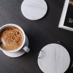 Sincer Keramische Onderzetters Voor Glazen Met Houder – Set Van 6 Witte Keramische/Marmeren Onderleggers –Luxe/Modern Design - Premium Kwaliteit – Kurken Antislip Onderkant – Hittebestendig – Zeer Absorberend – Rond – Duurzaam/Milieuvriendelijk 17 Sincer Keramische Onderzetters Voor Glazen Met Houder – Set Van 6 Witte Keramische/Marmeren Onderleggers –Luxe/Modern Design - Premium Kwaliteit – Kurken Antislip Onderkant – Hittebestendig – Zeer Absorberend – Rond – Duurzaam/Milieuvriendelijk -Bormioli Rocco winkel 1200x1199 5