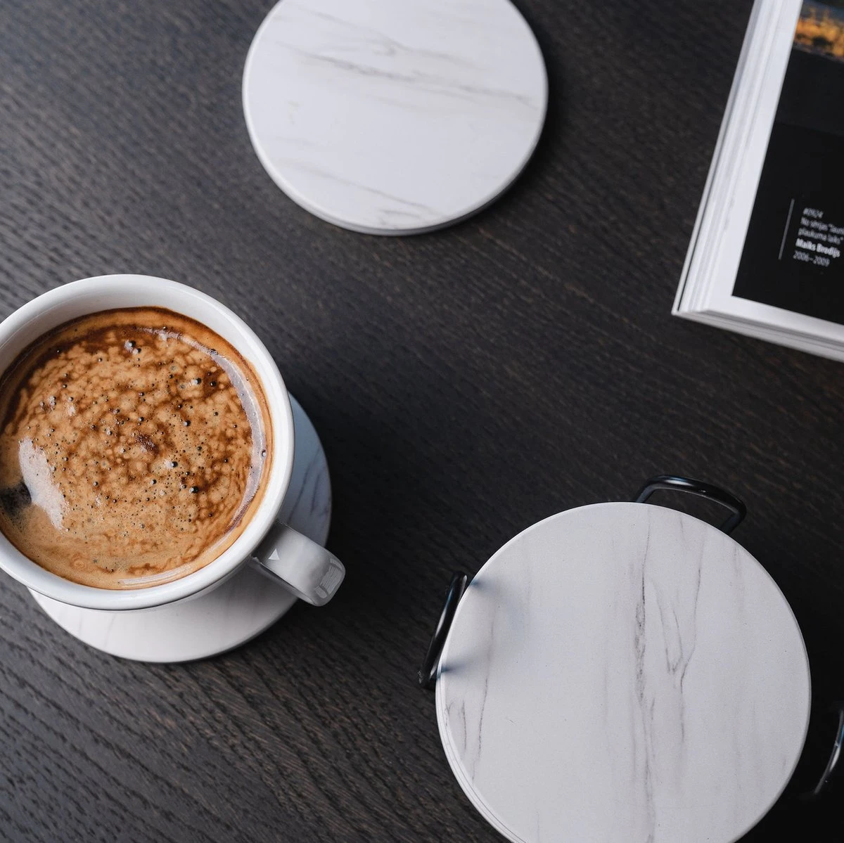 Sincer Keramische Onderzetters Voor Glazen Met Houder – Set Van 6 Witte Keramische/Marmeren Onderleggers –Luxe/Modern Design - Premium Kwaliteit – Kurken Antislip Onderkant – Hittebestendig – Zeer Absorberend – Rond – Duurzaam/Milieuvriendelijk 8 Sincer Keramische Onderzetters Voor Glazen Met Houder – Set Van 6 Witte Keramische/Marmeren Onderleggers –Luxe/Modern Design - Premium Kwaliteit – Kurken Antislip Onderkant – Hittebestendig – Zeer Absorberend – Rond – Duurzaam/Milieuvriendelijk - Afbeelding 6