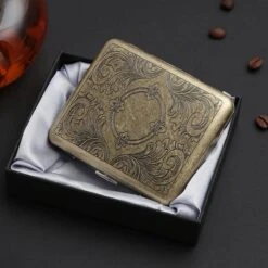 BOTC Sigarettendoosje - Lucky Sigaretten Case - Koper - 18-20 Sigaretten - Sigarettenhouder –Sigaretten Box – Sigaretten Opbergdoosje 9 BOTC Sigarettendoosje - Lucky Sigaretten Case - Koper - 18-20 Sigaretten - Sigarettenhouder –Sigaretten Box – Sigaretten Opbergdoosje -Bormioli Rocco winkel 1200x1200 240