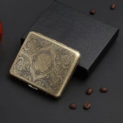 BOTC Sigarettendoosje - Lucky Sigaretten Case - Koper - 18-20 Sigaretten - Sigarettenhouder –Sigaretten Box – Sigaretten Opbergdoosje 11 BOTC Sigarettendoosje - Lucky Sigaretten Case - Koper - 18-20 Sigaretten - Sigarettenhouder –Sigaretten Box – Sigaretten Opbergdoosje -Bormioli Rocco winkel 1200x1200 241