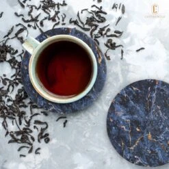 Castagnola Keramische Onderzetters Met Houder – Onderzetters Voor Glazen – Onderzetters Design – Onderzettersset – Drink Onderzetters – Keramisch – Kurk – Set Van 6 – Blauw/Goud 17 Castagnola Keramische Onderzetters Met Houder – Onderzetters Voor Glazen – Onderzetters Design – Onderzettersset – Drink Onderzetters – Keramisch – Kurk – Set Van 6 – Blauw/Goud -Bormioli Rocco winkel 1200x1200 356