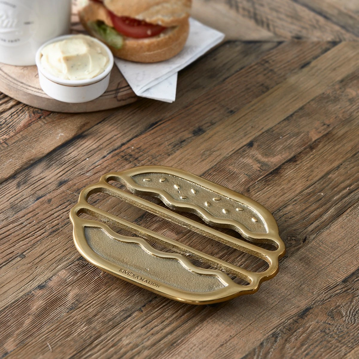 Riviera Maison Onderzetter Voor Pannen, Hamburger - Classic Burger Trivet - Goud - Aluminium - 1 Stuk 5 Riviera Maison Onderzetter Voor Pannen, Hamburger - Classic Burger Trivet - Goud - Aluminium - 1 Stuk - Afbeelding 3