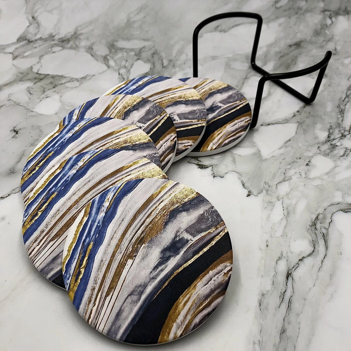 Maison Extravagante - Luxe Onderzetters 'Nordic' Voor Glazen En Mokken - Set Van 6 - Inclusief Zwarte Metalen Houder - Keramische Onderzetters - Anti-slip - Rond 4 Maison Extravagante - Luxe Onderzetters 'Nordic' Voor Glazen En Mokken - Set Van 6 - Inclusief Zwarte Metalen Houder - Keramische Onderzetters - Anti-slip - Rond - Afbeelding 2