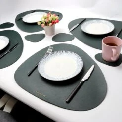LUTCHOS Placemat Set - 12 Delig - Glorious Green - Lederlook - Waterafstotend - Krasbestendig 16 LUTCHOS Placemat Set - 12 Delig - Glorious Green - Lederlook - Waterafstotend - Krasbestendig -Bormioli Rocco winkel 1200x1200 685