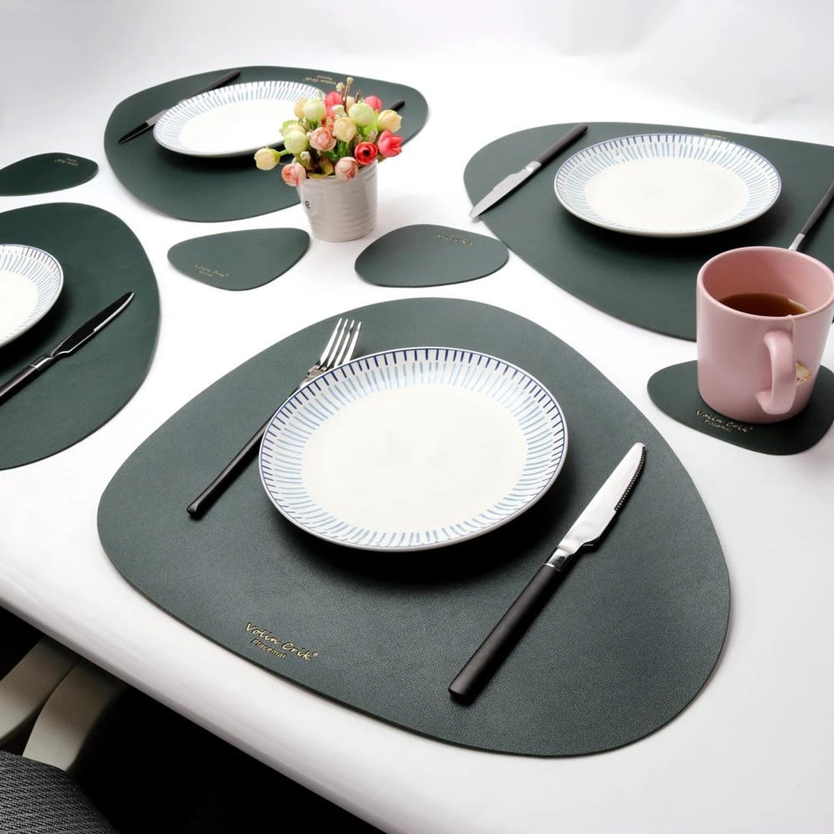 LUTCHOS Placemat Set - 12 Delig - Glorious Green - Lederlook - Waterafstotend - Krasbestendig 4 LUTCHOS Placemat Set - 12 Delig - Glorious Green - Lederlook - Waterafstotend - Krasbestendig - Afbeelding 2