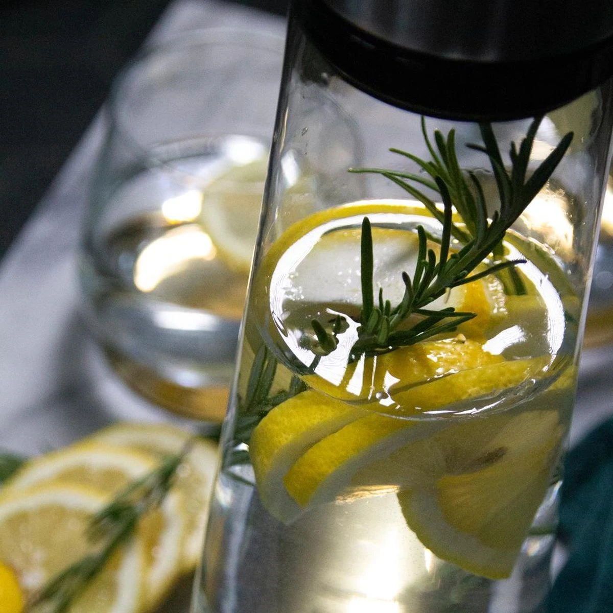 Krumble Karaf Van Glas - Waterkan - Met Deksel - 10,5 X 33 Cm (dxh) - 1,5 Liter - Glas En RVS 7 Krumble Karaf Van Glas - Waterkan - Met Deksel - 10,5 X 33 Cm (dxh) - 1,5 Liter - Glas En RVS - Afbeelding 5