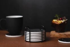 Sincer Keramische Onderzetters Voor Glazen Met Houder – Set Van 6 Zwarte Keramische/Marmeren Onderleggers –Luxe/Modern Design - Premium Kwaliteit – Kurken Antislip Onderkant – Hittebestendig – Zeer Absorberend – Rond – Duurzaam/Milieuvriendelijk 19 Sincer Keramische Onderzetters Voor Glazen Met Houder – Set Van 6 Zwarte Keramische/Marmeren Onderleggers –Luxe/Modern Design - Premium Kwaliteit – Kurken Antislip Onderkant – Hittebestendig – Zeer Absorberend – Rond – Duurzaam/Milieuvriendelijk -Bormioli Rocco winkel 1200x798 1