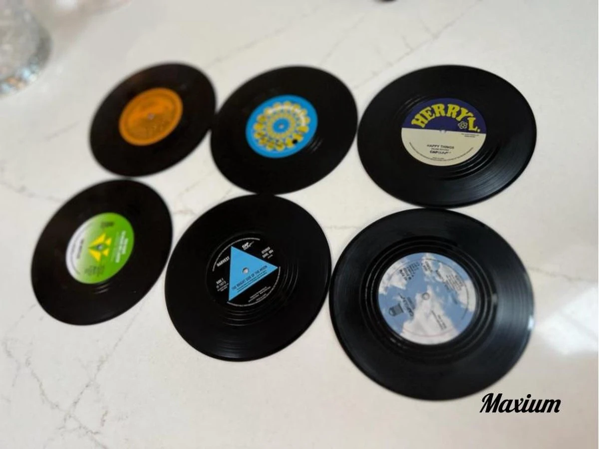 Merkloos Vinyl Platen Onderzetters Met Platenspeler - 6 Stuks - LP Onderzetters - Onderzetters Voor Glazen - Anti-Slip - Vinyl - Platenspeler - Langspeelplaat - Rond - Vintage - Party - Muziek - Glazenonderzetter - Platen 13 Merkloos Vinyl Platen Onderzetters Met Platenspeler - 6 Stuks - LP Onderzetters - Onderzetters Voor Glazen - Anti-Slip - Vinyl - Platenspeler - Langspeelplaat - Rond - Vintage - Party - Muziek - Glazenonderzetter - Platen - Afbeelding 11