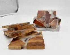 Four Love Onderzetters Voor Glazen - Vierkant - 6 Stuks - Luxe Design Onderzetters Met Houder - Housewarming Cadeau - Tafelbeschermer - Onderzetters Design - Hout En Hars 9 Four Love Onderzetters Voor Glazen - Vierkant - 6 Stuks - Luxe Design Onderzetters Met Houder - Housewarming Cadeau - Tafelbeschermer - Onderzetters Design - Hout En Hars -Bormioli Rocco winkel 1200x939 1