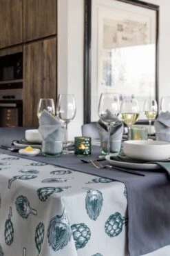 Mistral Home - Tafelkleed - Gerecycleerd - Katoen Polyester - 138x240 Cm - Artichok -Bormioli Rocco winkel 798x1200 1
