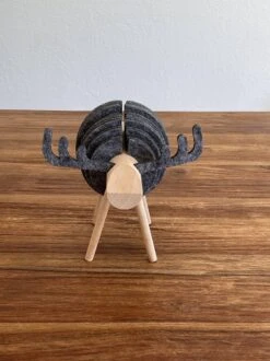 O.N. Der Zetter - Onderzetters Voor Glazen - Houten Rendier XL Met 12 Vilten Onderzetters - Groot - Rond - Donkergrijs - Bruin - Decoratie - Hittebestendig - Housewarming - Afscheid - Kado - Verjaardag - Man - Vrouw - Pasen Cadeau Feest Uniek 25 Euro 22 O.N. Der Zetter - Onderzetters Voor Glazen - Houten Rendier XL Met 12 Vilten Onderzetters - Groot - Rond - Donkergrijs - Bruin - Decoratie - Hittebestendig - Housewarming - Afscheid - Kado - Verjaardag - Man - Vrouw - Pasen Cadeau Feest Uniek 25 Euro -Bormioli Rocco winkel 899x1200 12