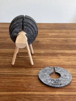 O.N. Der Zetter - Onderzetters Voor Glazen - Houten Rendier XL Met 12 Vilten Onderzetters - Groot - Rond - Donkergrijs - Bruin - Decoratie - Hittebestendig - Housewarming - Afscheid - Kado - Verjaardag - Man - Vrouw - Pasen Cadeau Feest Uniek 25 Euro 24 O.N. Der Zetter - Onderzetters Voor Glazen - Houten Rendier XL Met 12 Vilten Onderzetters - Groot - Rond - Donkergrijs - Bruin - Decoratie - Hittebestendig - Housewarming - Afscheid - Kado - Verjaardag - Man - Vrouw - Pasen Cadeau Feest Uniek 25 Euro -Bormioli Rocco winkel 899x1200 14