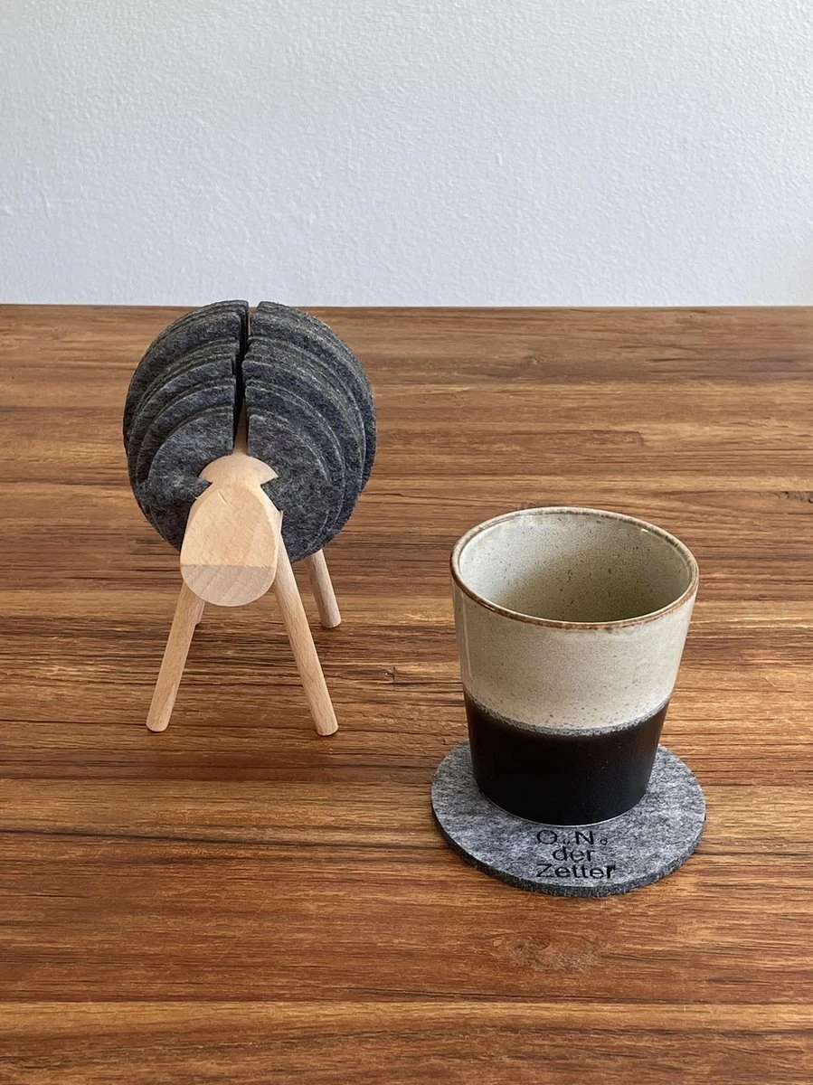 O.N. Der Zetter - Onderzetters Voor Glazen - Houten Rendier XL Met 12 Vilten Onderzetters - Groot - Rond - Donkergrijs - Bruin - Decoratie - Hittebestendig - Housewarming - Afscheid - Kado - Verjaardag - Man - Vrouw - Pasen Cadeau Feest Uniek 25 Euro 5 O.N. Der Zetter - Onderzetters Voor Glazen - Houten Rendier XL Met 12 Vilten Onderzetters - Groot - Rond - Donkergrijs - Bruin - Decoratie - Hittebestendig - Housewarming - Afscheid - Kado - Verjaardag - Man - Vrouw - Pasen Cadeau Feest Uniek 25 Euro - Afbeelding 4