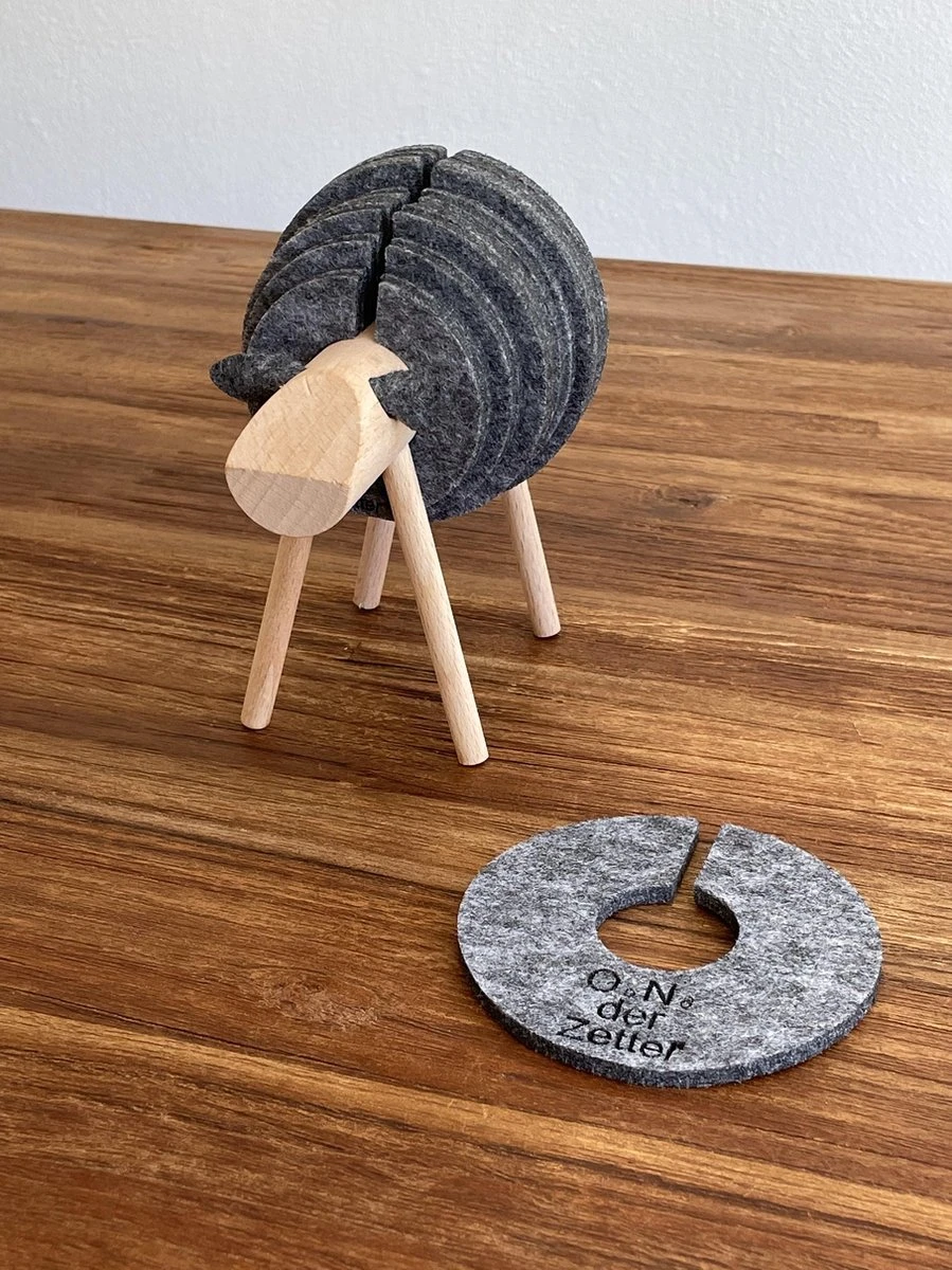 O.N. Der Zetter - Onderzetters Voor Glazen - Houten Rendier XL Met 12 Vilten Onderzetters - Groot - Rond - Donkergrijs - Bruin - Decoratie - Hittebestendig - Housewarming - Afscheid - Kado - Verjaardag - Man - Vrouw - Pasen Cadeau Feest Uniek 25 Euro 6 O.N. Der Zetter - Onderzetters Voor Glazen - Houten Rendier XL Met 12 Vilten Onderzetters - Groot - Rond - Donkergrijs - Bruin - Decoratie - Hittebestendig - Housewarming - Afscheid - Kado - Verjaardag - Man - Vrouw - Pasen Cadeau Feest Uniek 25 Euro - Afbeelding 5